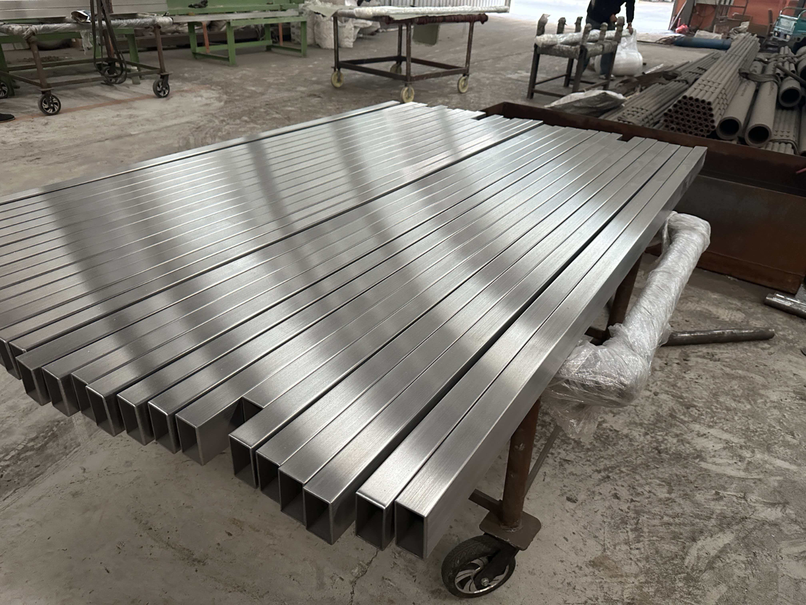 不锈钢无缝方管激光切割加工现货